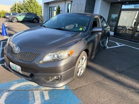 Used 2010 Toyota Camry SE FWD image 3