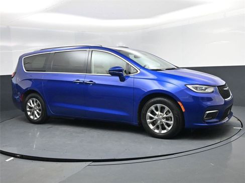Used 2021 Chrysler Pacifica Touring-L image 2