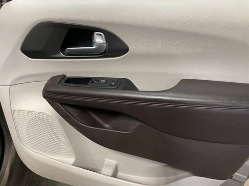 Used 2018 Chrysler Pacifica Touring-L image 23