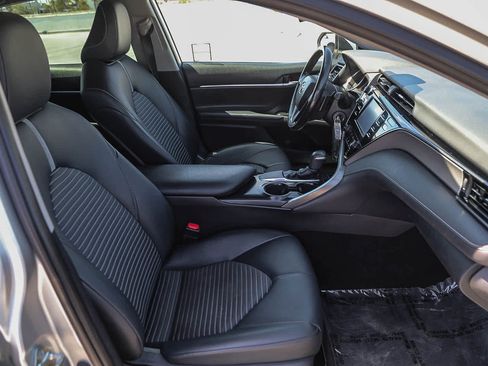 Used 2019 Toyota Camry SE FWD image 16