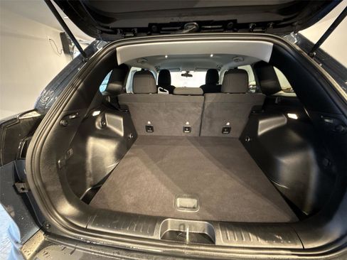 Used 2020 Jeep Cherokee Latitude w/ Cold Weather Group image 19