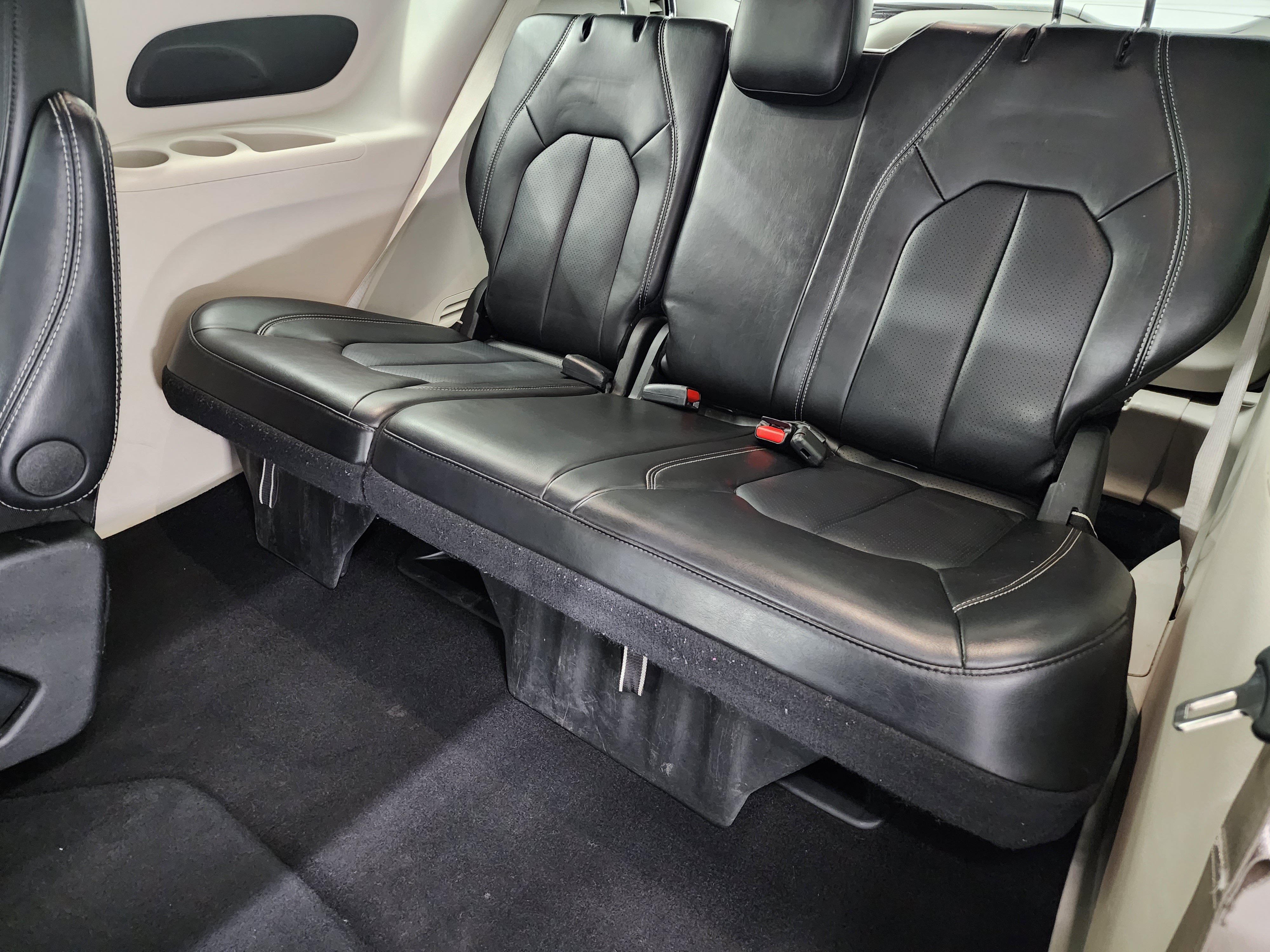 Used 2024 Chrysler Pacifica Touring-L FWD image 36