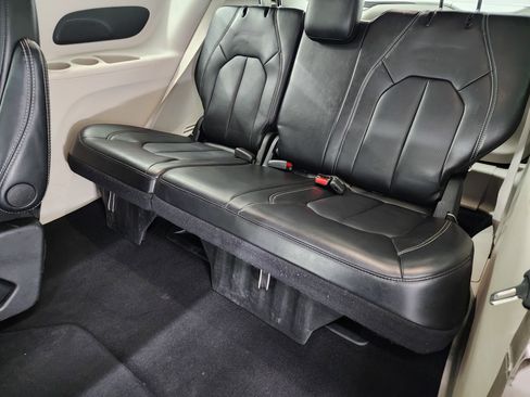 Used 2024 Chrysler Pacifica Touring-L image 36