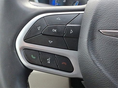 Used 2023 Chrysler Pacifica Touring-L image 20