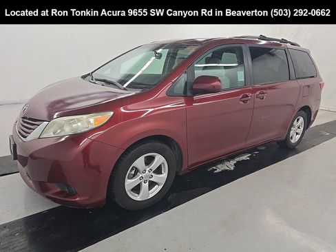 Used 2017 Toyota Sienna LE FWD image 3