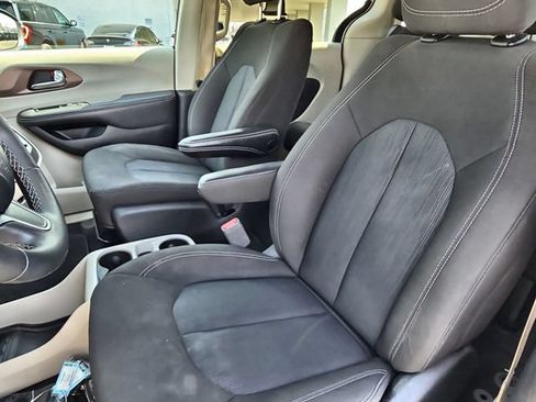 Used 2023 Chrysler Voyager LX FWD image 19