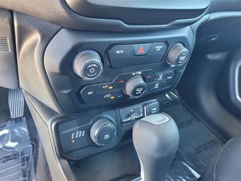 Used 2020 Jeep Renegade Latitude w/ Cold Weather Group image 26