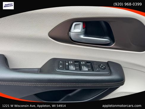 Used 2018 Chrysler Pacifica Touring-L Plus FWD image 37