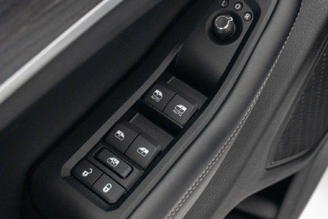 Used 2023 Jeep Grand Cherokee Limited AWD/4WD image 16