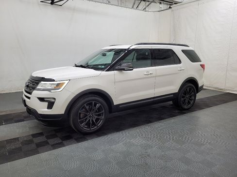 Used 2018 Ford Explorer XLT w/ Equipment Group 202A AWD/4WD image 2