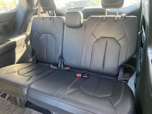 Used 2020 Chrysler Pacifica Touring-L image 13