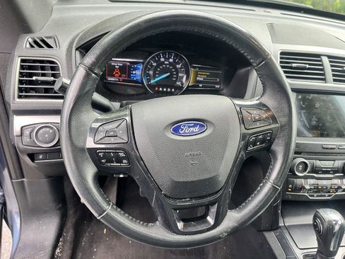 Used 2018 Ford Explorer XLT w/ Equipment Group 202A AWD/4WD image 17