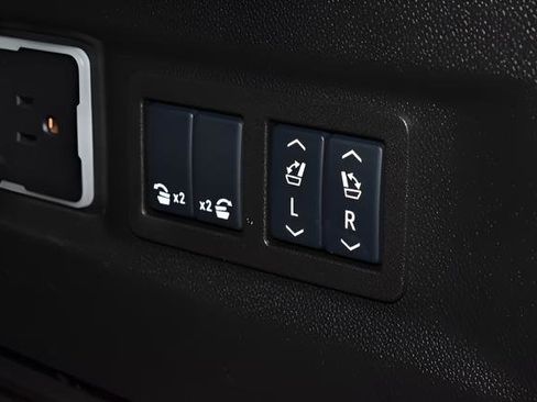 Used 2025 Chevrolet Tahoe High Country AWD/4WD image 34