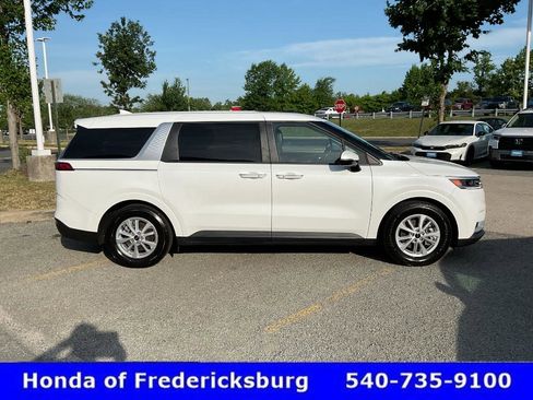 Used 2024 Kia Carnival LX FWD image 7