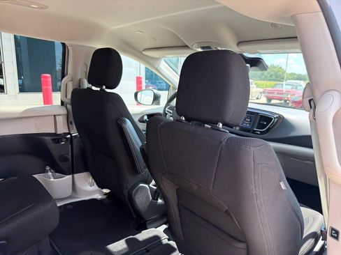 Used 2023 Chrysler Voyager LX FWD image 33