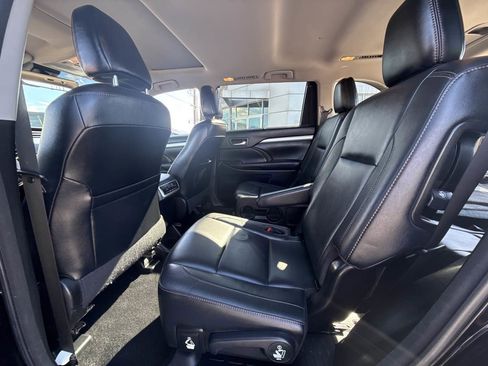 Used 2017 Toyota Highlander XLE image 17