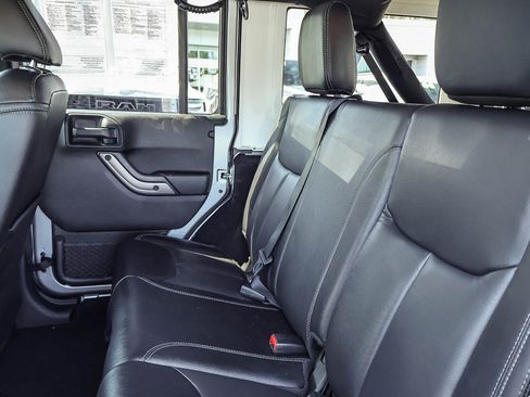 Used 2018 Jeep Wrangler Unlimited Sahara AWD/4WD image 13
