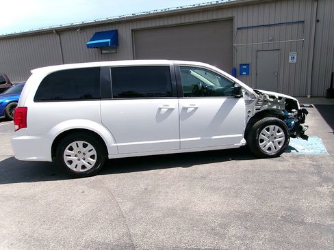Used 2018 Dodge Grand Caravan SE FWD image 1