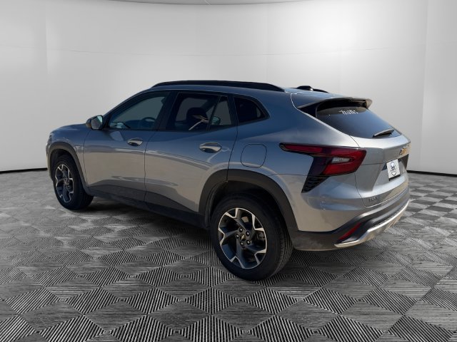 Used 2025 Chevrolet Trax LT FWD image 3