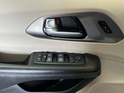 Used 2023 Chrysler Pacifica Touring-L FWD image 11