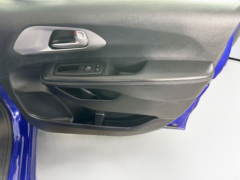 Used 2019 Chrysler Pacifica Limited w/ S Appearance Package FWD image 30