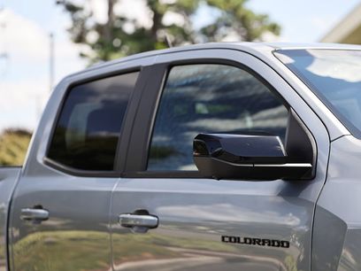 Used 2024 Chevrolet Colorado Z71 w/ Z71 Convenience Package 2