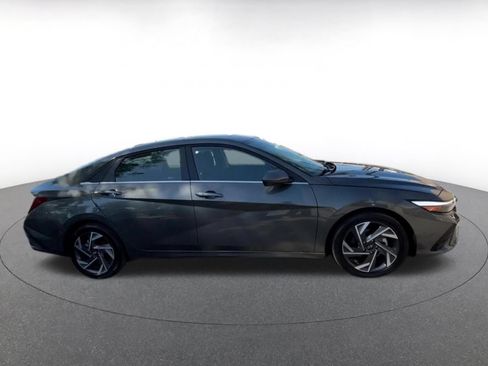 Used 2025 Hyundai Elantra SEL FWD image 16