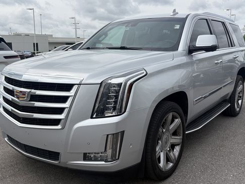 Used 2018 Cadillac Escalade Luxury image 5