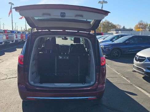 Used 2017 Chrysler Pacifica Touring-L Plus image 7