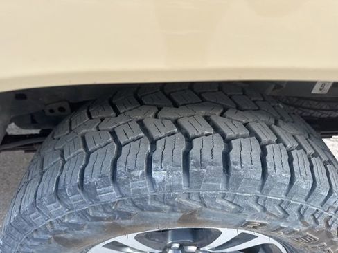 Used 2017 Toyota Tacoma TRD Sport w/ Tow Package (A/T) image 15