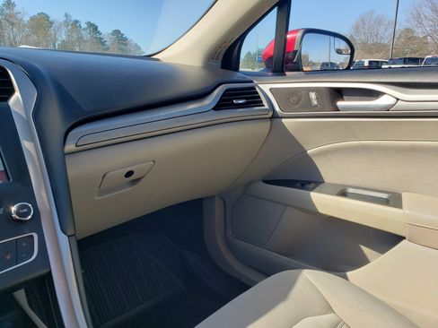 Used 2018 Ford Fusion SE w/ Fusion SE Technology Package FWD image 23