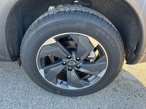 Used 2024 Nissan Rogue SV image 9