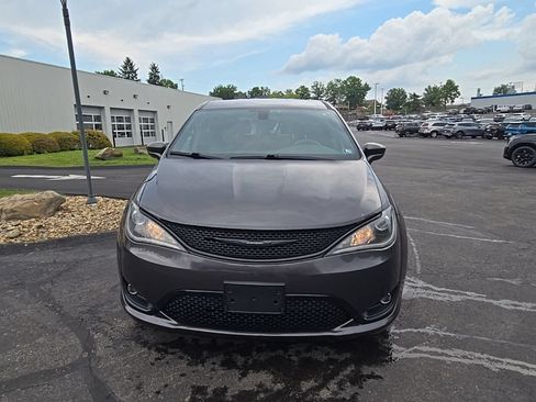 Used 2019 Chrysler Pacifica Touring Plus w/ S Appearance Package FWD image 11