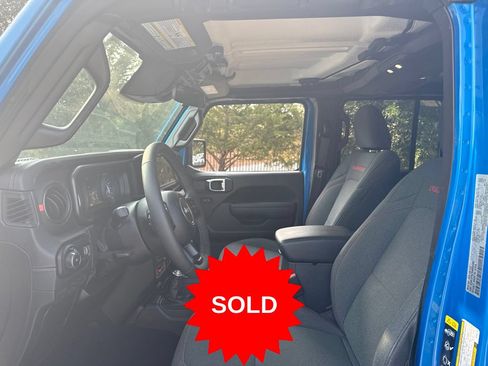 Used 2025 Jeep Wrangler Unlimited Rubicon w/ Convenience Group AWD/4WD image 16