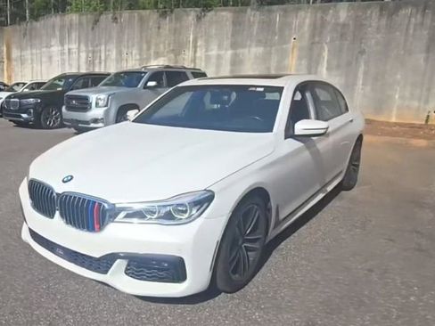 Used 2016 BMW 750i image 2