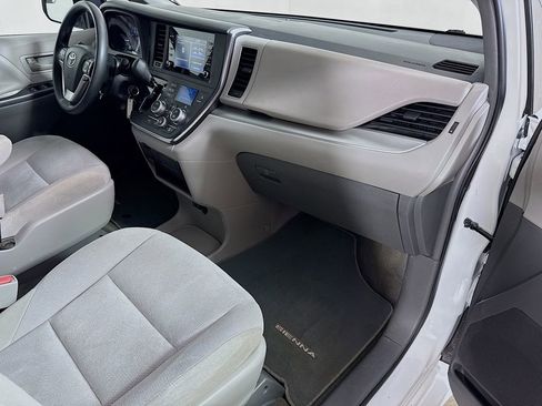 Used 2018 Toyota Sienna L FWD image 26