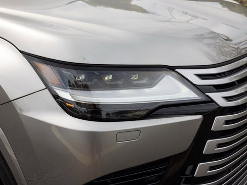 Used 2024 Lexus LX 600 4WD w/ Luxury Package image 15