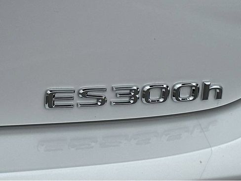 Certified 2025 Lexus ES 300h w/ Premium Package image 20