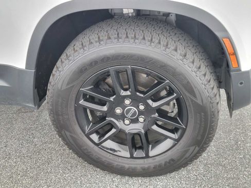 Used 2023 Land Rover Defender 110 S AWD/4WD image 9