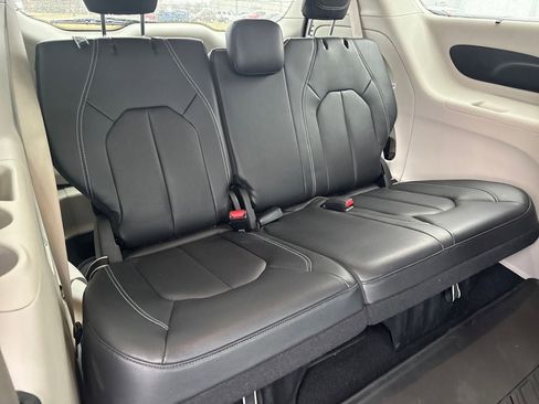 Used 2022 Chrysler Pacifica Touring-L image 13