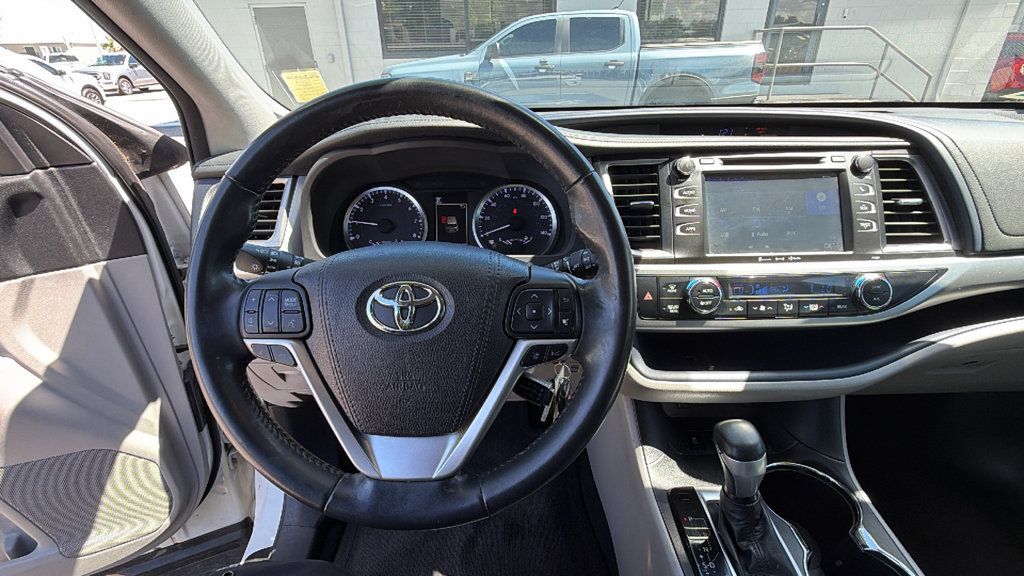 Used 2018 Toyota Highlander Plus FWD image 16