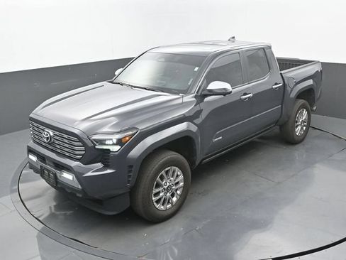 Used 2024 Toyota Tacoma Limited w/ Limited Package (LT) AWD/4WD image 33
