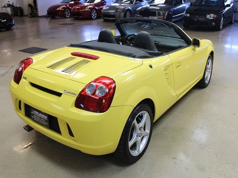 Used 2004 Toyota MR2 image 22
