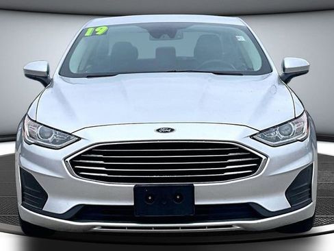 Used 2019 Ford Fusion SE image 2