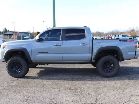 Used 2021 Toyota Tacoma TRD Off-Road image 8