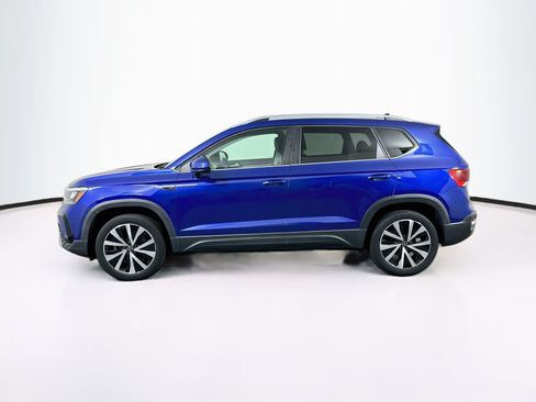 Used 2024 Volkswagen Taos SE w/ Panoramic Sunroof Package FWD image 4