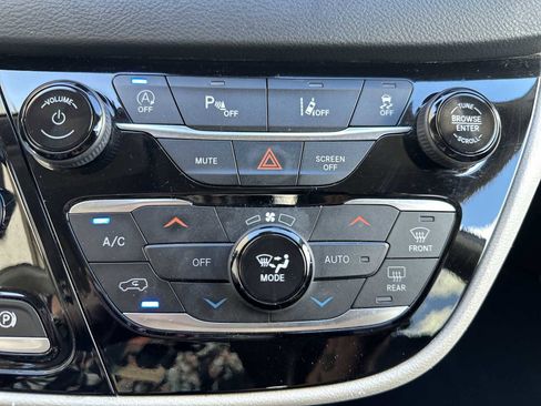 Used 2021 Chrysler Pacifica Touring-L image 16