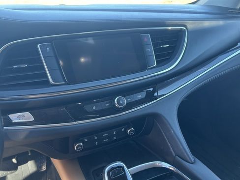 Used 2018 Buick Enclave Essence image 6