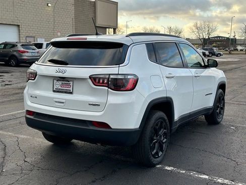 Used 2025 Jeep Compass Latitude image 4