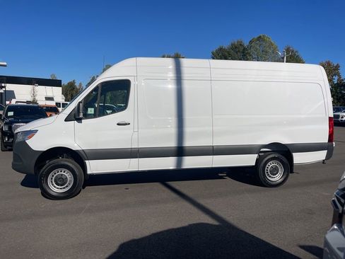 Used 2025 Mercedes-Benz Sprinter 2500 image 2